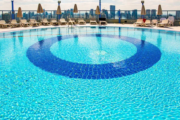 Rooftop Pool High Rise Hotel Pool Sun Loungers Waiting Guests — Stock Photo, Image