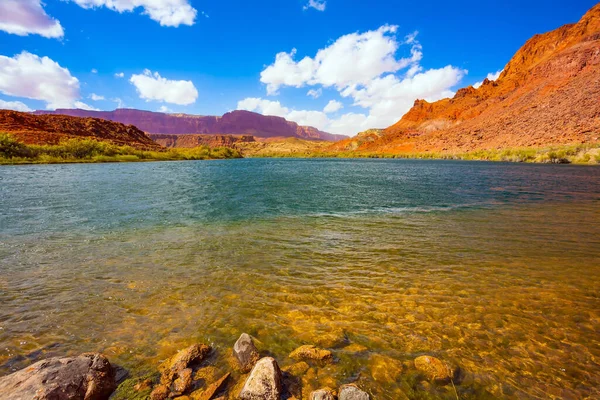 Upea Colorado Joki Laaja Joki Jyrkät Rannat Punaista Hiekkakiveä Lee — kuvapankkivalokuva