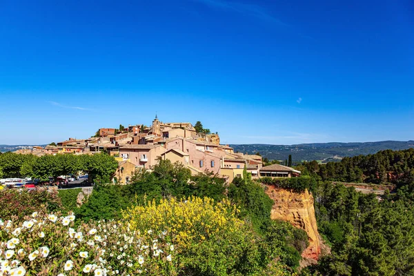 Village Roussillon Surrounded Picturesque Ocher Cliffs Bizarre Ocher Rocks Pigment — Stock Photo, Image