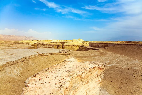 以色列 死海周围古老的山脉和沙漠 在朱迪安沙漠炎热的下午 在风景如画的山丘 悬崖峭壁和峡谷中散步很有意思 — 图库照片