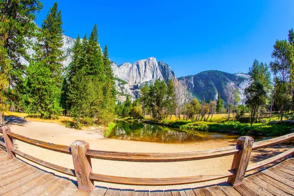 Piaszczyste Dno Płytkiego Jeziora Urocza Dolina Yosemite Park Yosemite Znajduje — Zdjęcie stockowe