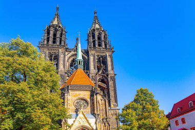 Albrechtsburg Kalesi. Meissen 'de Elbe nehrinin kıyısında muhteşem bir ortaçağ kalesi. Almanya 'ya sonbahar gezisi. Meissen Katedrali Güzel gotik mimari 