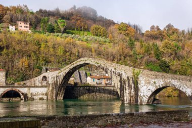  Binlerce yıl önce inşa edilmiş muhteşem mimarinin resimli taş köprüsü. Sercchio Nehri üzerindeki Şeytan Köprüsü. Soğuk rüzgarlı kış günü. Muhteşem İtalya 'ya seyahat