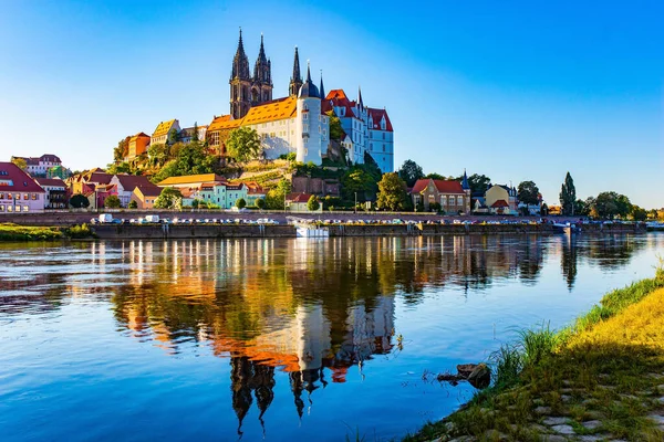 ゴシック建築と中世のアルブレヒツブルク城を持つマイセン大聖堂はエルベ川の水に反映されています ドイツへの秋の旅行 Meissen 暖かい日 — ストック写真