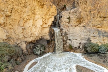 Meşhur İncil akışı Kidron. Ölü Deniz 'in etrafındaki antik dağlar. Fotoğraf bir dron tarafından çekildi. Kidron deresinde kış seli. İsrail 'de soğuk yağmurlu kış. 