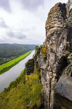 Sakson İsviçre. Almanya. Elbe Nehri 'nin 200 metre yukarısındaki Bastei' nin kumlu kayalıkları ünlü bir turistik merkezdir. Muhteşem Elbe nehri.