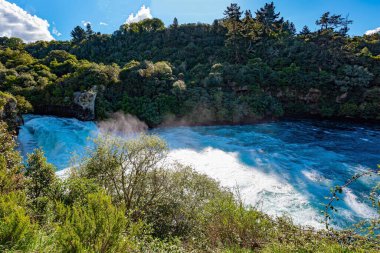 Huka Şelalesi 'nin gürültülü ve fırtınalı şelalesi. Waikato Nehri, Kuzey Adası, Yeni Zelanda. Turkuaz suyun üzerinde kar beyazı köpük uçar. Waikato Nehri, NZ 'deki en büyük nehirdir.