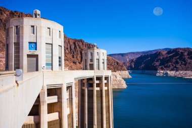 Hoover Boulder Barajı ABD 'de eşsiz bir hidrolik yapıdır. Beton kemer-yerçekimi barajı ve hidroelektrik santrali. Bilişsel, aktif ve fotoğraf turizmi kavramı