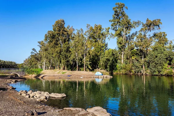  İsrail. Yardenit, Ürdün Nehri 'nde Hristiyan hacıların kendilerini nehre attığı bir yerdir. Nehir boyunca harika bir yürüyüş. Ürdün Nehri dünyadaki en ünlü nehirdir..