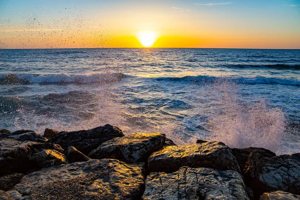 Magnifik Varm Solnedgång Medelhavet Tel Aviv Israel Havsvågor Lyser Med — Stockfoto