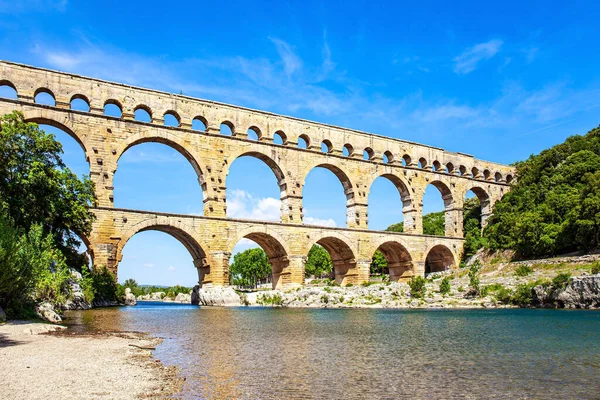 浅浅的加顿河 加德桥是罗马最高的渡槽 渡槽桥 Aqueduct Pont Gard 是一个三层黄色粉色石灰石拱廊 有趣的法国之行 — 图库照片