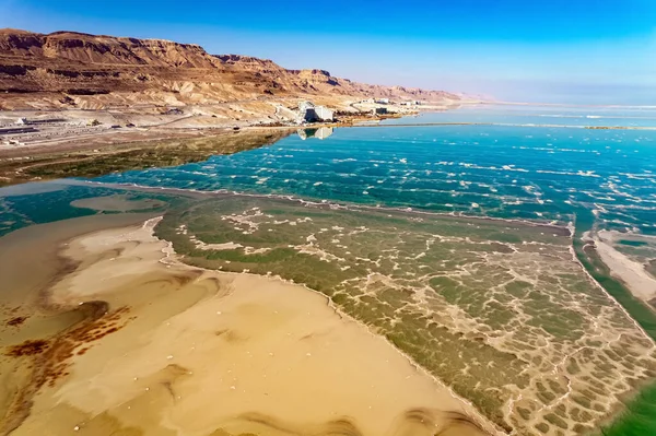 Deniz Tabanında Tuz Birikintileri Görülebilir Tuzlu Denizin Berrak Yeşil Suyu — Stok fotoğraf