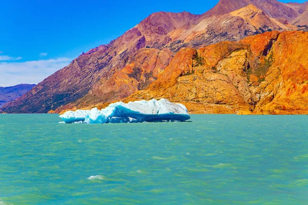 Kæmpe Isbjerge Flyder Lake Viedma Utrolig Rejse Til Sydamerika Argentinsk - Stock-foto