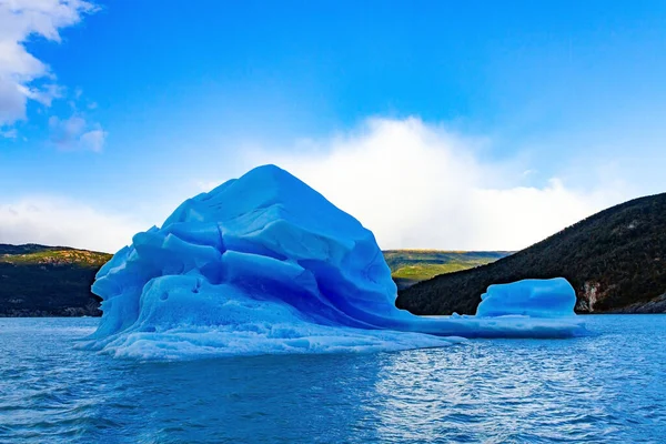 灰色の偉大な氷 グレー氷河から巨大な氷山が崩壊し 湖を渡って漂流している グレー氷河はチリのパタゴニアにある青い氷河です — ストック写真
