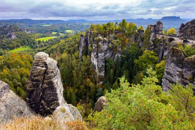 Sakson İsviçre 'ye romantik bir gezi. Bastei 'nin Elbe Nehri üzerindeki resimli kumlu uçurumları. Muhteşem baş döndürücü manzara. Bulutlu bir sonbahar günü. Almanya.