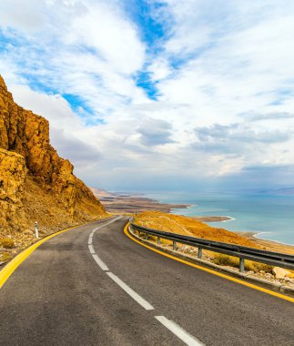 Muhteşem Geyerlei Almanya 'daki en uzun asma kablo köprüdür. Rüzgarlı ve soğuk bir sonbahar günü. Mersdorf nehri vadisi. Rhineland 'deki Hunsrck bölgesi. 