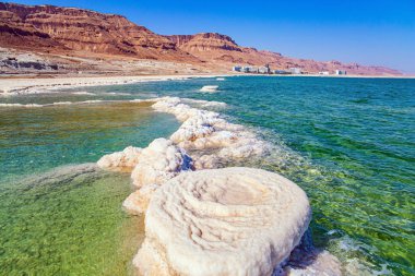 Buharlaşmış tuz, suyun yüzeyinde güzel kristaller oluşturur. Dünyanın en tuzlu gölü. Orta Doğu 'daki drenajsız tuz gölü. Ölü Deniz. İsrail. 