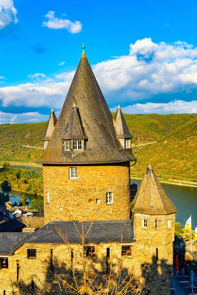有尖顶的圆塔 日落了莱茵河城堡 德国中世纪的旅程 群山是整洁的葡萄园的故乡 — 图库照片