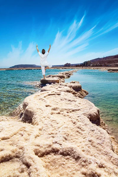 Mujer Delgada Haciendo Yoga Una Isla Salada Sal Evaporada Forma — Foto de Stock