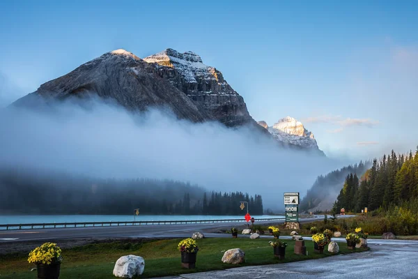 Wczesnym Jesiennym Rankiem Canadian Rockies Ośnieżone Szczyty Gór Pokryte Pierwszym — Zdjęcie stockowe