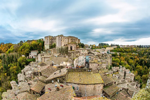 ソラノの郊外の都市 旧市街の古代の屋根 トスカーナのエトルリアの町 2千年紀に存在した町 イタリアのトスカーナ州 木造の丘の上にあるおとぎ話の石造りの要塞 — ストック写真