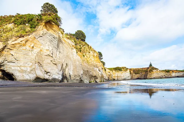 Yumuşak Kum Üzerindeki Ince Tabakası Gökyüzünü Yansıtır Yeni Zelanda Nın — Stok fotoğraf