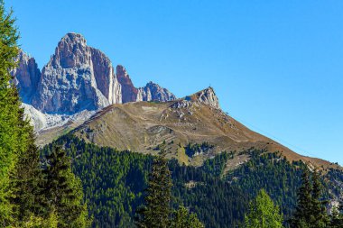 Resimli Dolomitler. Avrupa. Erozyon, dikey uçurumlar, çıplak kayalar ve uzun vadilerle manzaralar yarattı. Dağlar yoğun kozalaklı ormanlarla çevrilidir..