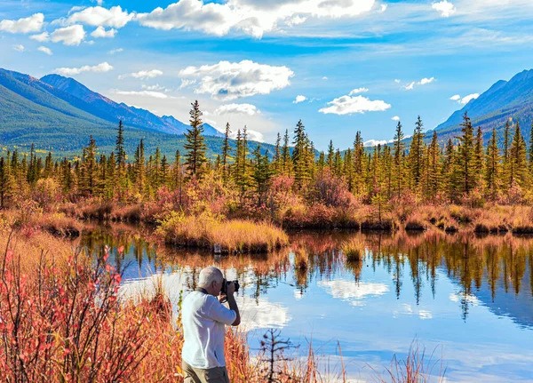 Šedovlasý Muž Fotografuje Krásnou Krajinu Kanada Indické Léto Skalistých Horách — Stock fotografie