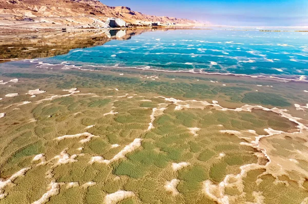死海绿水被粉红的群山环绕着 蒸发的盐在水面上形成奇怪的图案 冬日阳光灿烂 这张照片是一架无人驾驶飞机从空中拍摄的 以色列 — 图库照片