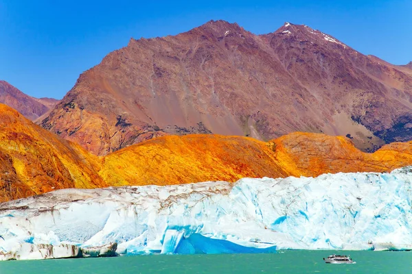 パタゴニア 湖と氷河Viedma チャンク氷の 氷河からは 湖の中に浮かんで壊れています 小さな観光船は巨大な青い白い氷河に近づいています 湖を囲むカラフルな山々 — ストック写真