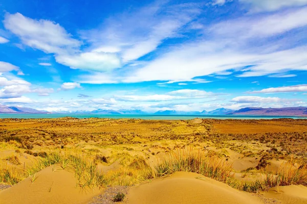 アルゼンチンのパタゴニア 無限の平らな草原は黄色の秋の草で覆われています 湖の上に神秘的な雲 階段の中の湖 — ストック写真