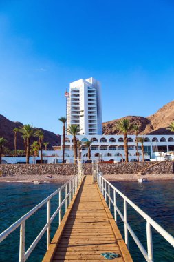 Yüzme iskelesi. İsrail 'in güneyi. Eilat Körfezi, Kızıl Deniz 'de muhteşem bir sahil beldesidir. Prenses Oteli yenilendi ve yenilendi.. 