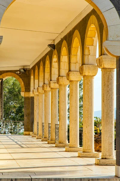 Magnífica Columnata Rodea Monasterio Iglesia Las Bienaventuranzas Una Iglesia Católica —  Fotos de Stock