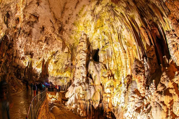 Fantastycznie Oświetlone Podziemne Groty Stalaktytami Stalagmitami Olbrzymi System Jaskiń Słowenii — Zdjęcie stockowe