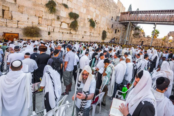 Jeruzalém Israel Září 2018 Židé Modlí Zabaleni Bílém Talitu Požehnání — Stock fotografie