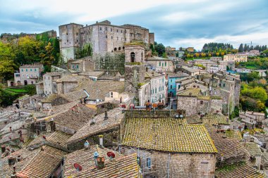 Eski şehrin eski çatıları. Tuff şehri Sorano. Toskana, İtalya. Toskana 'nın Etrüsk kasabaları. Ormanlık bir tepenin üstündeki peri masalı taş kale. İkinci bin yıldır var olan kasabalar..