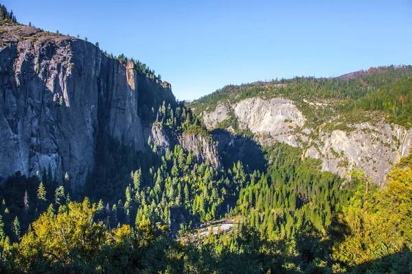 Granite Rocks Overgrown Dense Forest Attract Tourists Western Cordillera Yosemite — 图库照片