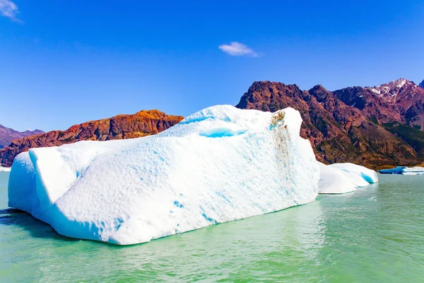 Pedaços Enormes Gelo Icebergs Flutuam Lago Viedma Lago Viedma Uma — Fotografia de Stock