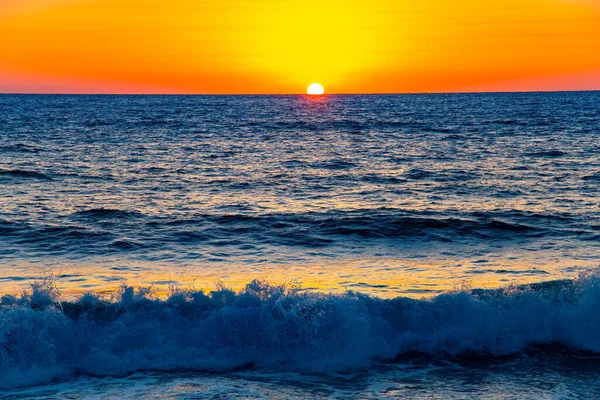 地中海壮丽的热落日 特拉维夫 伊斯拉尔 海浪闪烁着反光 强烈的海浪 — 图库照片