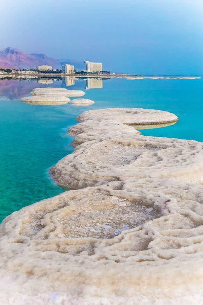 Caminhos Brancos Pitorescos Sal Evaporado Água Mar Azul Está Cheia — Fotografia de Stock