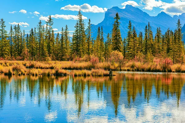 Canada Indian Summer Rocky Mountains Smooth Water Lake Vermillon Reflects — Foto Stock