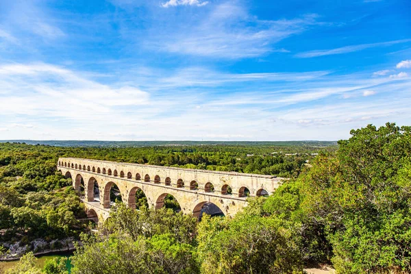 Aqueduct Pont Gard Connects Hills Covered Dense Deciduous Forest Pont — Stockfoto