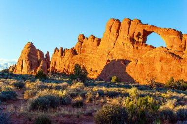 Resimli kırmızı-kahverengi kumtaşı kayalıkları eşsiz bir manzara oluşturur. Skyline Kemeri. ABD 'deki Arches Park' ın eşsiz güzelliği. Görkemli kaya bileşenleri doğal kaynaklıdır.