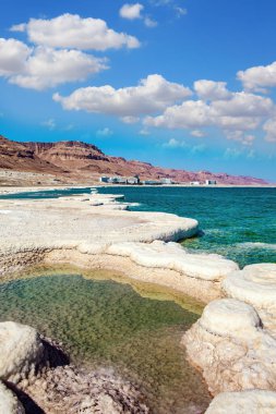 İsrail 'deki drenajsız tuz gölü, dünyanın en tuzlu gölü. Suyun yüzeyinde, buharlaşmış tuz tuhaf kristal şekiller oluşturur. Eşsiz Ölü Deniz. Sıcak kış Şubat 