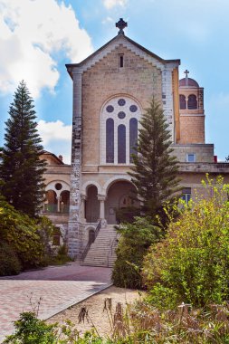 İsrail. Trappist Sessiz Manastır Latrun. Bakire Latrun Manastırı, Trappist tarikatına aittir. Muhteşem ana manastır kapısı bahçeye açılıyor..