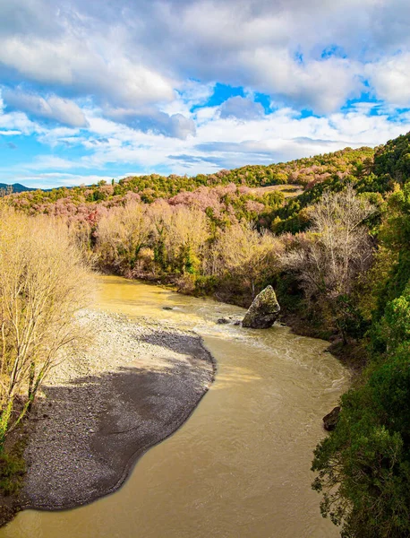 水流缓慢的小河 去一个神奇的国度旅行 意大利托斯卡纳省风景如画的绿色小山 阳光灿烂温暖的冬天 12月 — 图库照片