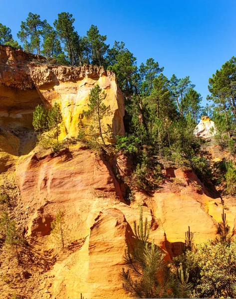 Garip Ocher Kayaları Fransa Provence Güzel Kırmızı Sarı Turuncu Yol — Stok fotoğraf