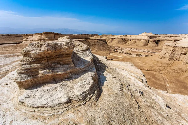 死海周围古老的山脉和沙漠 在风景如画的山丘 悬崖和峡谷中散步很有意思 华丽的异国情调的疗养院胡迪安沙漠以色列 — 图库照片