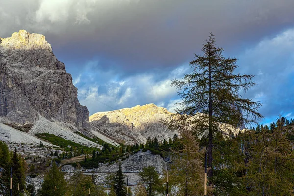 Magnifica Catena Montuosa Nelle Alpi Orientali Tramonto Tra Rocce Colorate — Foto Stock