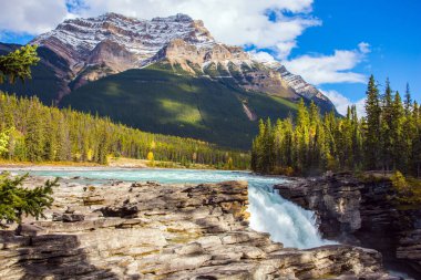 Kanada mı? Rocky Dağları 'nda Kızılderili yazı. Güçlü muhteşem Athabasca Şelalesi, turistler arasında popülerdir. Seyahat ve fotoğraf turizmi